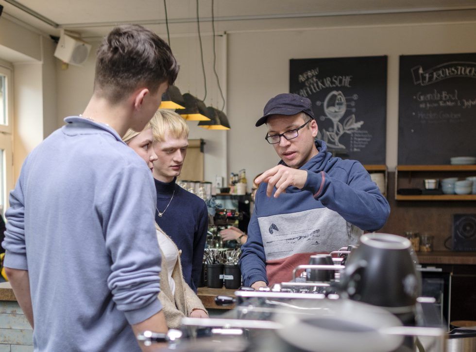 Der-Latte-Art-Kursleiter-erklaert-die-Ablaeufe-beim-Schaeumen-der-Milch