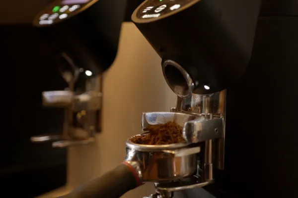 Gemahlener Kaffee im Siebträger