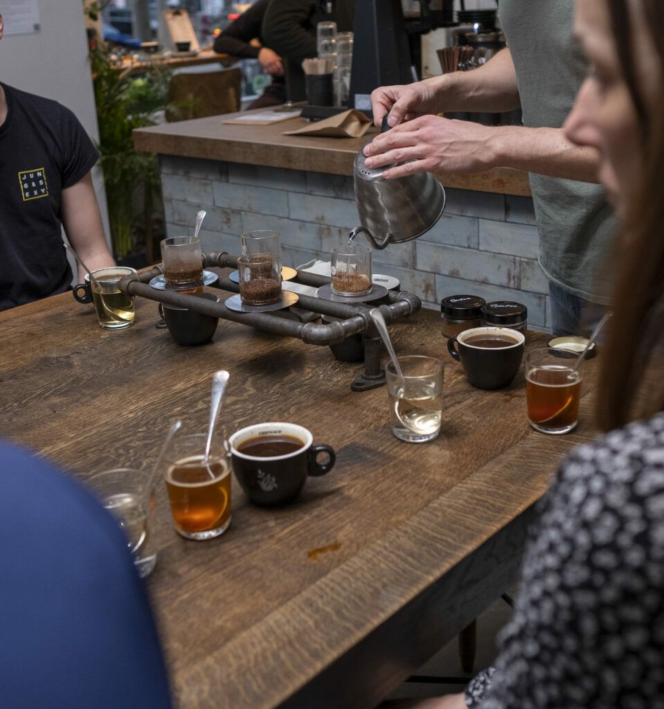 Der Espresso wird bei der Verkostung eingeschenkt