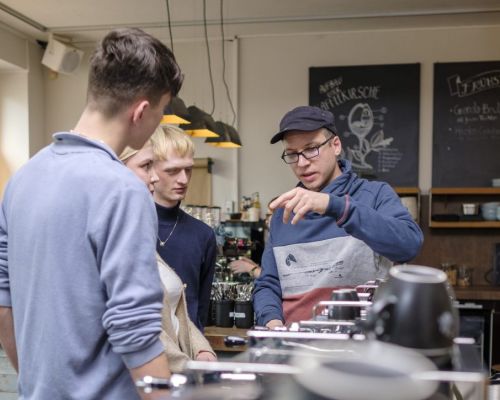 Der-Latte-Art-Kursleiter-erklaert-die-Ablaeufe-beim-Schaeumen-der-Milch