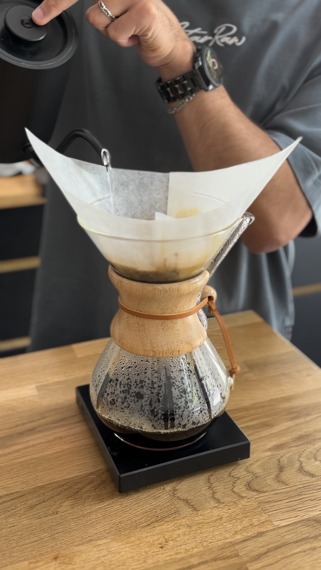 Kaffeetasse mit Latte Art und Kaffeebohnen verziert